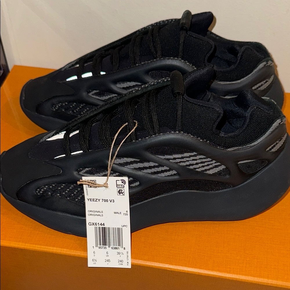 YEEZY 700 V3 'Dark Glow' 6.5 men = 8 women - Picture 4 of 8